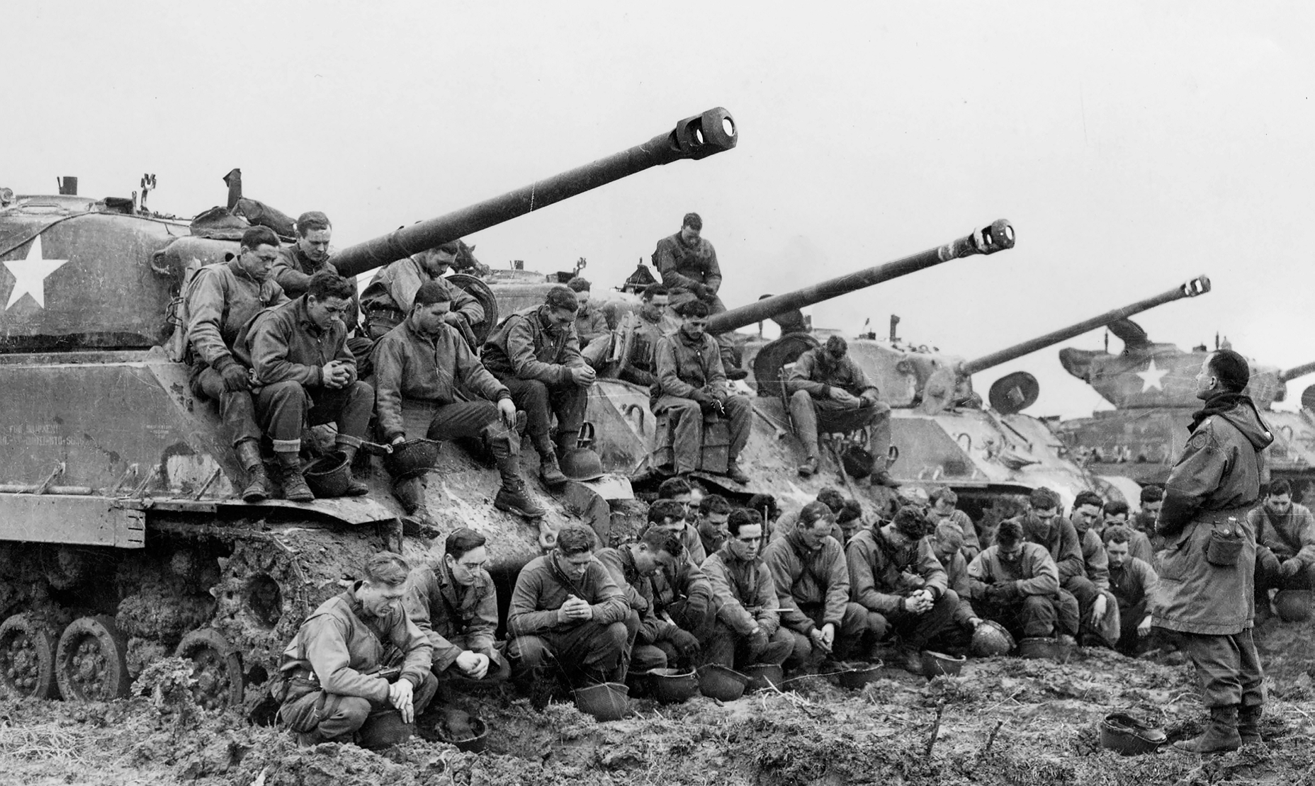 1945年，美軍隨軍牧師喬治・道姆（George F. Daum）少校在雪曼戰車兵準備進軍德國之前帶領他們祈禱。