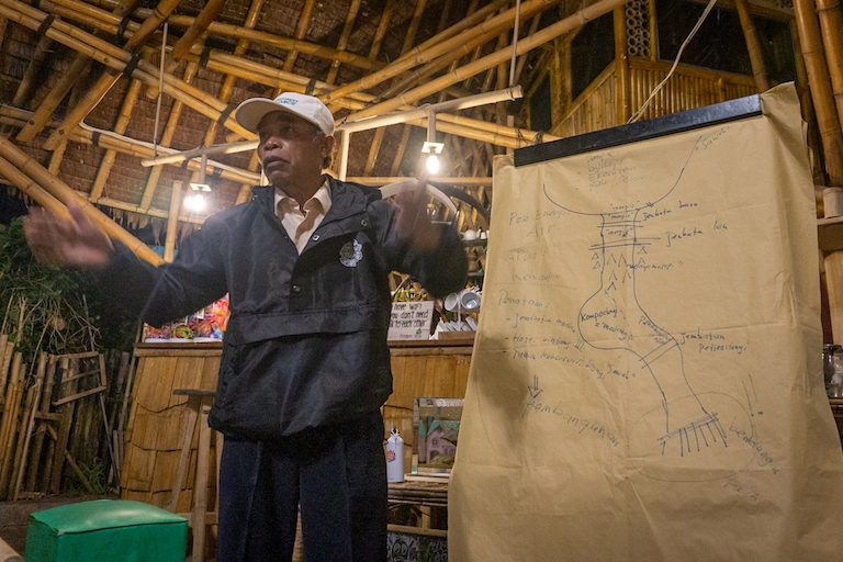 坦田那村的文化領袖邦廷耶在解釋波索能源公司的計畫。圖片來源：Ian Morse（Mongabay）