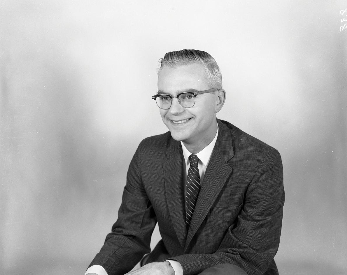 哈佛大學畢業的無線電波天文學家法蘭克．德瑞克在1958年進入美國國家電波天文臺工作，他在西維吉尼亞州綠堤的這座天文臺設立了美國國家電波天文臺的第一架毫米波望遠鏡，並率先使無線電波望遠鏡搜尋外星智慧生物。COURTESY OF NRAO/AUI/NSF 