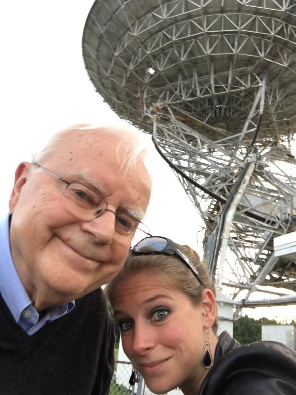 法蘭克和作者娜迪亞．德瑞克（Nadia Drake）於2016年在綠堤天文臺合影。在他們身後的是26公尺高的華德．塔特爾無線電波望遠鏡（Howard E. Tatel Radio Telescope），法蘭克曾在1960年使用這個望遠鏡進行奧茲瑪計畫──首度以現代科學方法搜尋具備通訊能力的外星生物。PHOTOGRAPH BY NADIA DRAKE 