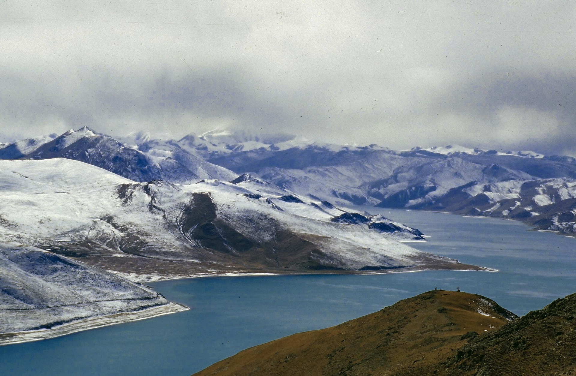 形狀如八爪魚的羊卓雍措湖，在冬季下雪的日子造訪，會看到如仙境般的迷幻景色。