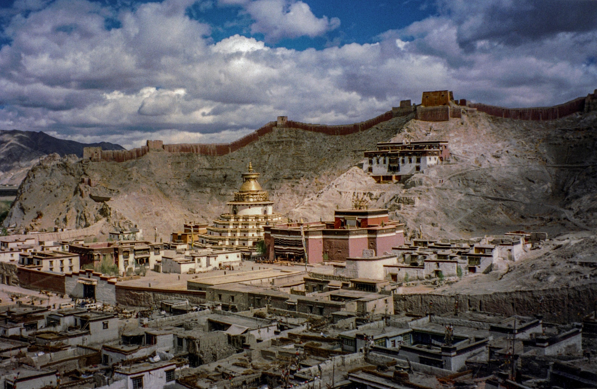 由東邊山坡往西北方向望過去，可以看到白居寺與十萬佛塔以及後方高處的一道又高又長的圍牆。