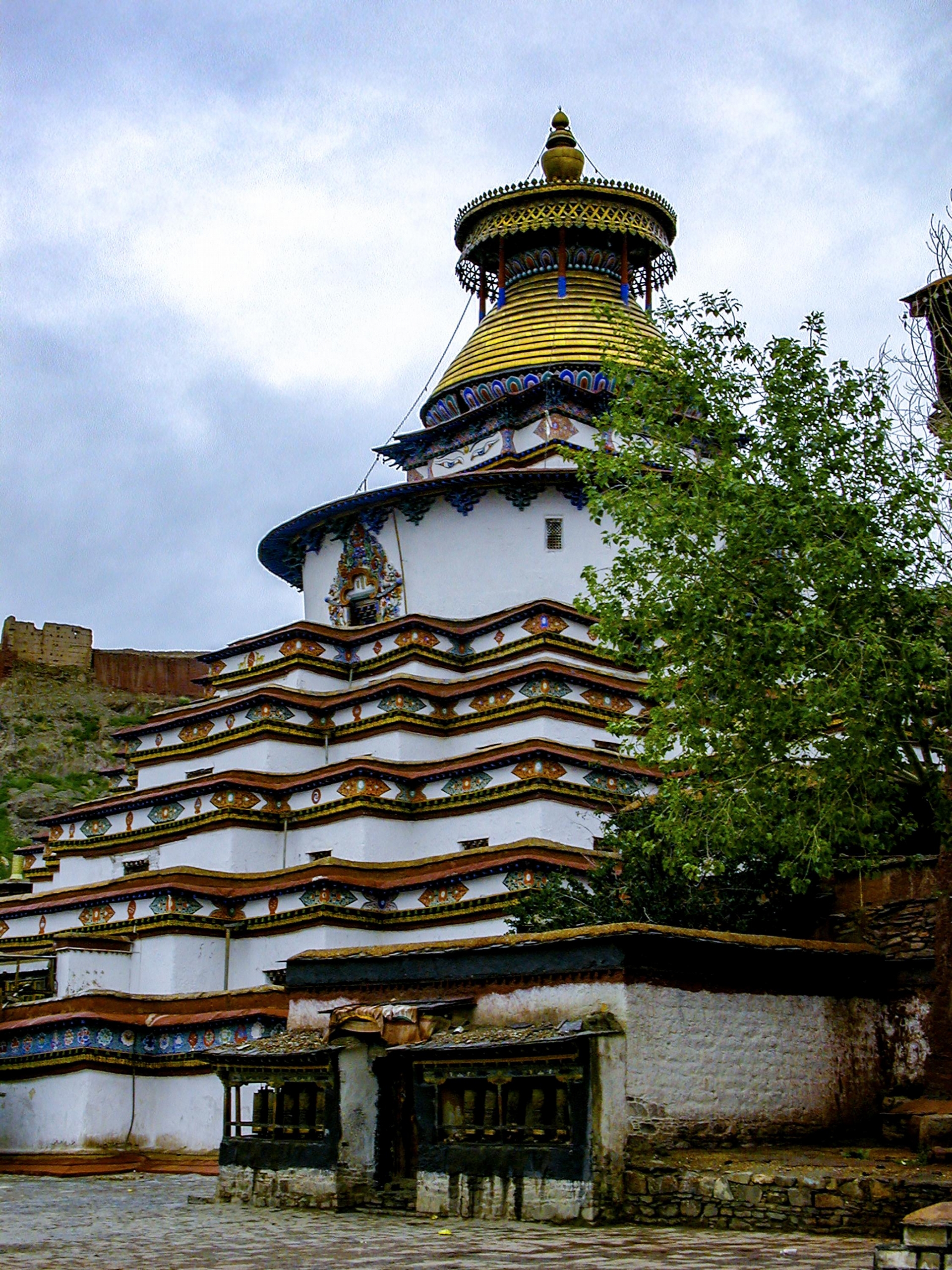 座落在白居寺左側的普提塔又名十萬佛塔，因為這座高達九層高的巨塔內，繪製了十萬多幅佛像而得名。