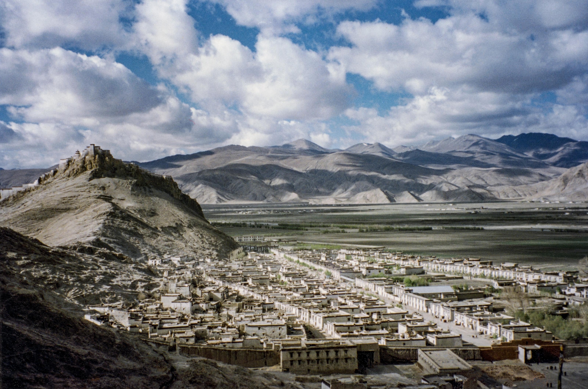 站在白居寺後方土堆望去，腳下的江孜街坊和遠處的宗山古堡，就是古時候西藏第三大城的面貌。