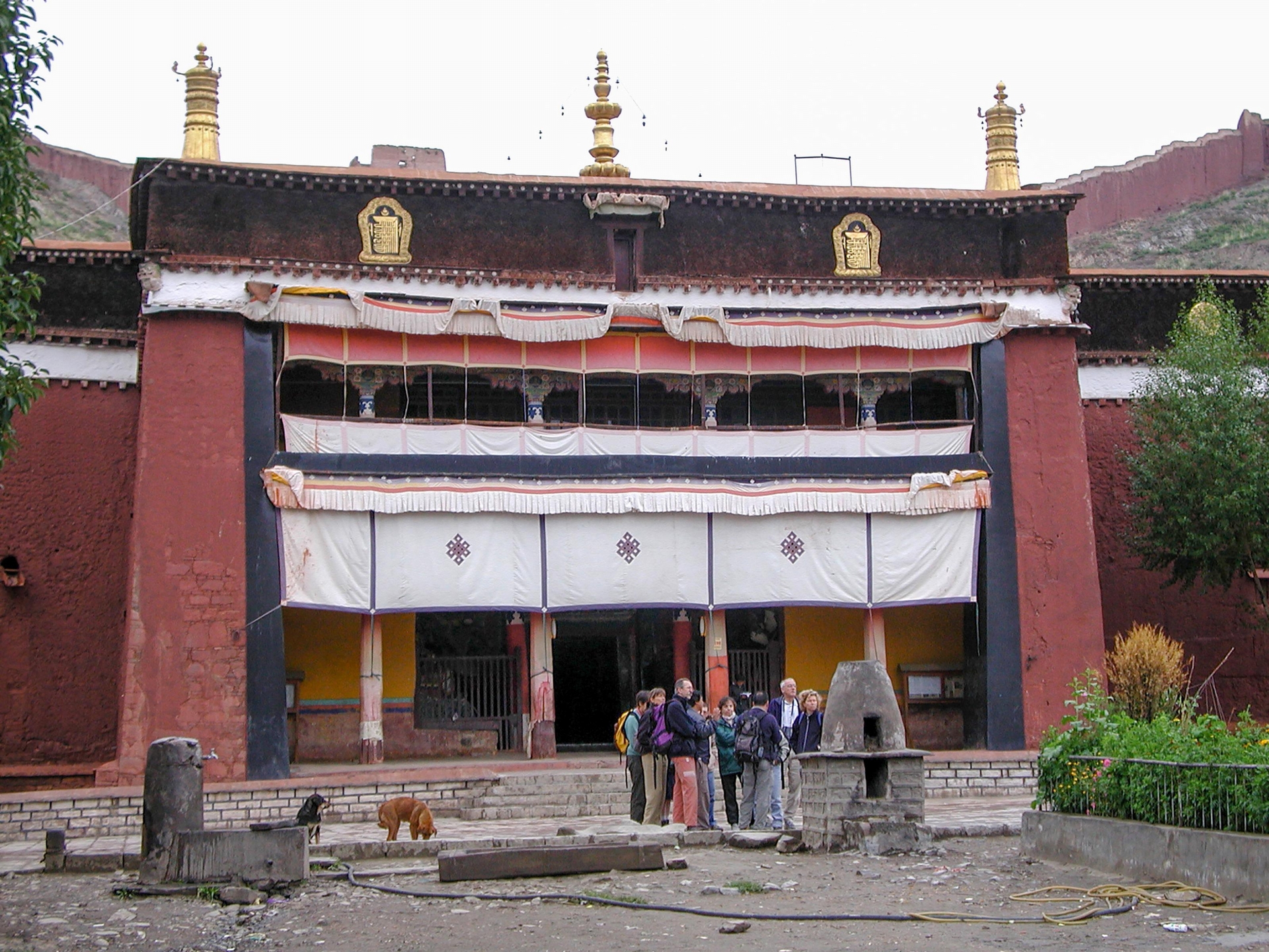 白居寺建於600年前的明朝，由當時的江孜法王熱丹貢桑帕巴所建，是一座薩加、噶當與格魯三個藏傳佛教教派共存的寺院。