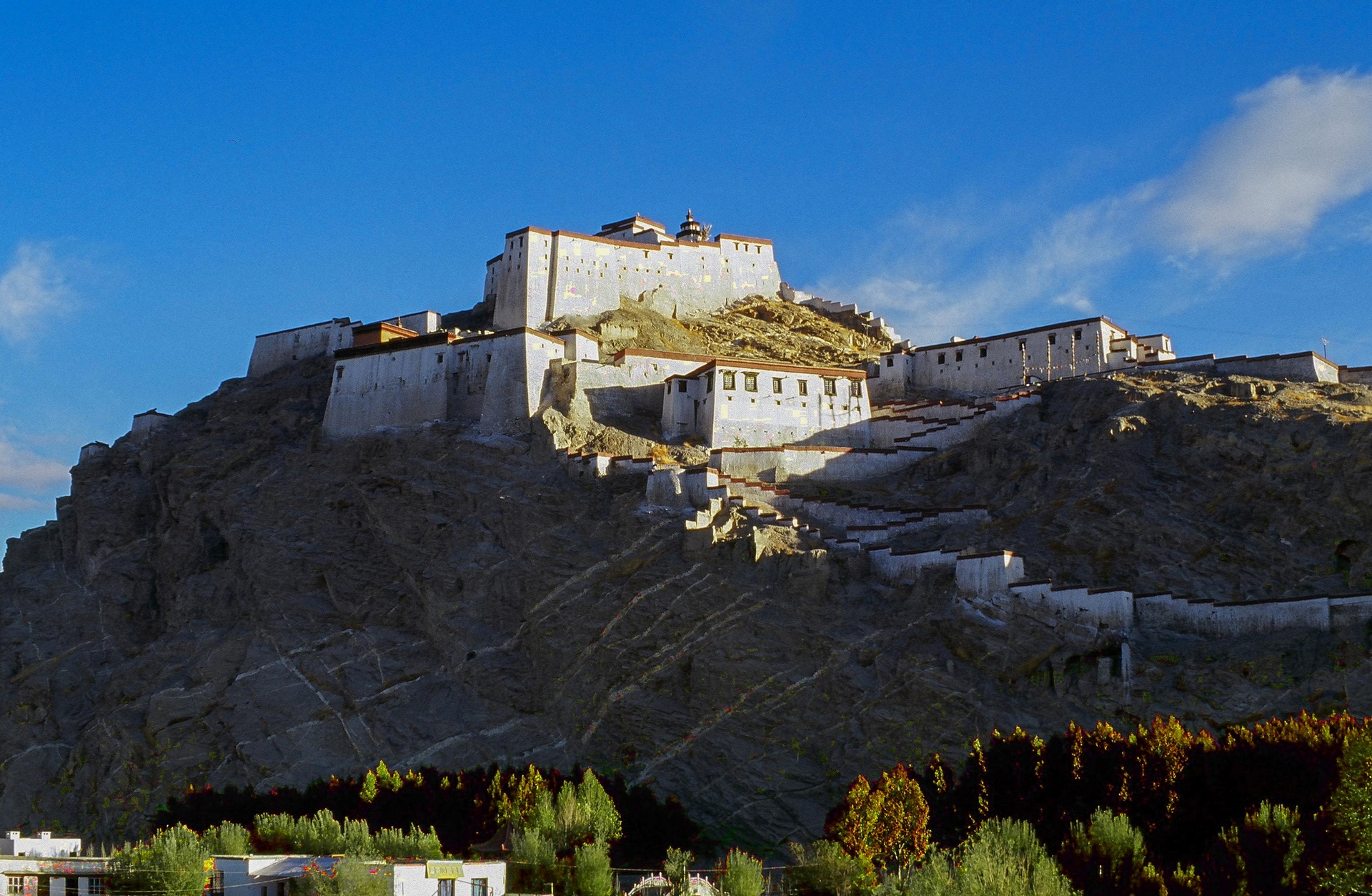 聳立在山頭上的江孜宗山古堡，歷經700年的滄桑歲月，雖然至今仍屹立不搖在西藏高原上，但他的悲壯抗英歷史卻讓人不勝唏噓。