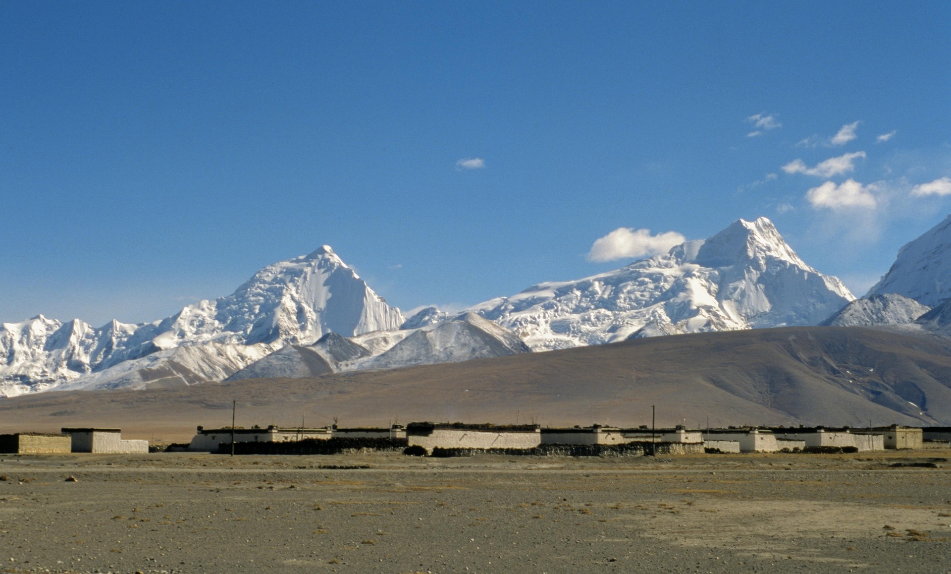 車子往南爬升接近帕里時，左邊已經看到雄偉壯麗的喜馬拉雅名山綽莫拉日群峰的身影了。