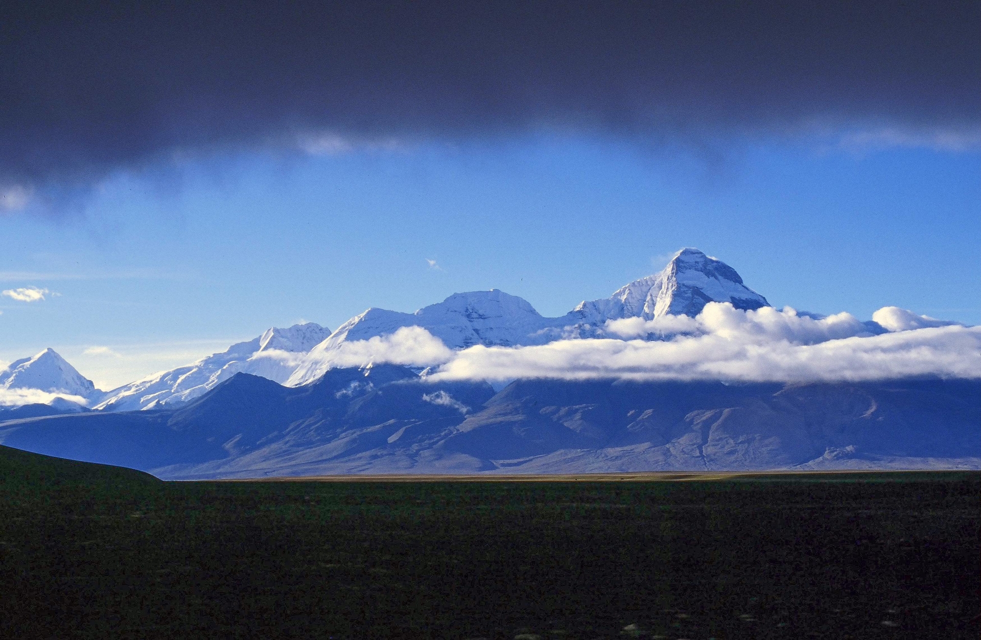 這座介於不丹和西藏之間海拔達7314公尺的綽莫拉日峰，是帕里高原顯著的自然標誌，同時也刻劃了西藏歷史上許多無法磨滅的苦難傷痕。