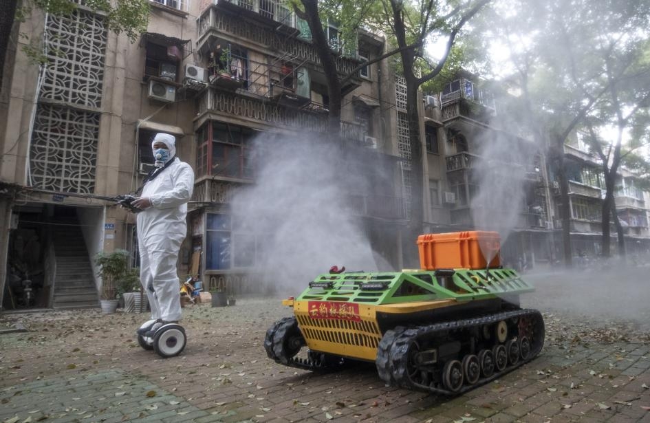 3月6號一輛坦克型機器人在中國武漢的街上噴灑消毒水。專家在考量到人類健康後，現在不建議這樣做。PHOTOGRAPH BY BARCROFT MEDIA, GETTY IMAGES 