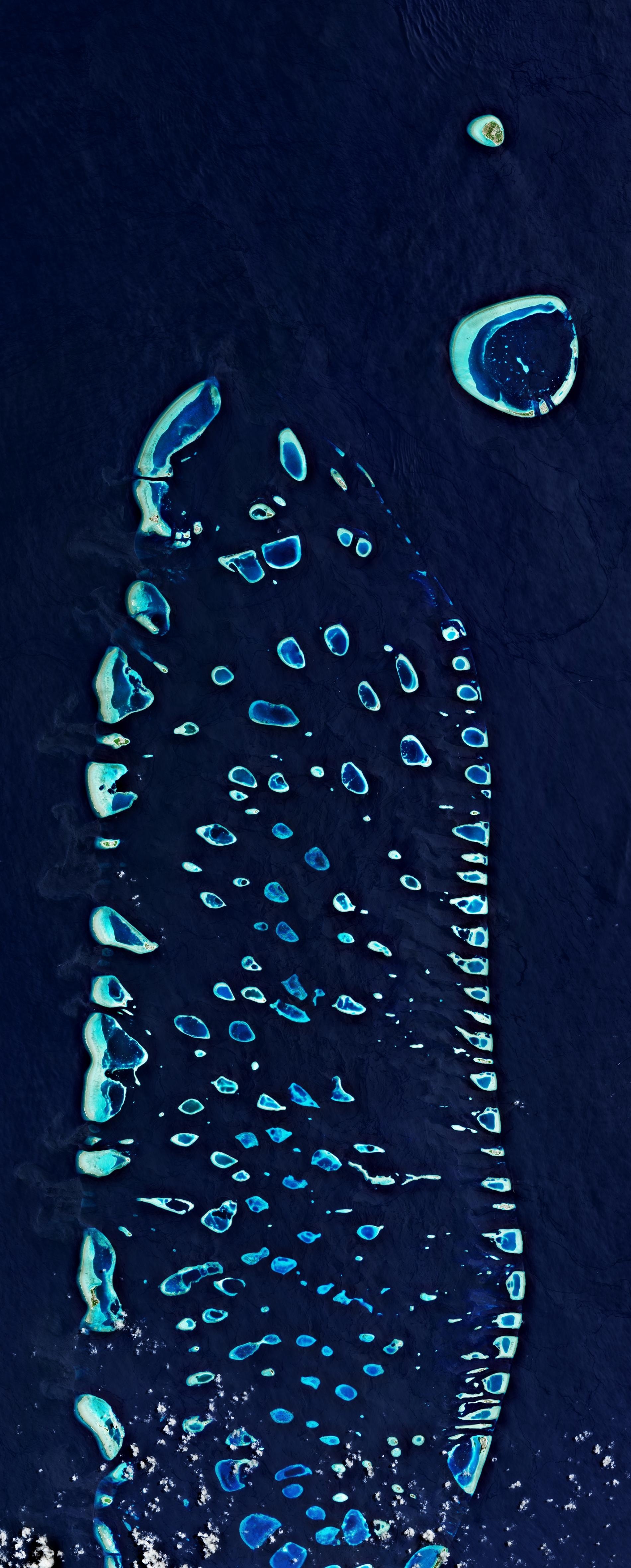 馬爾地夫由1192座小島組成，照片為從上空俯瞰部分地區的景象。這個小小島國的灘沙與離岸水域中也有全世界最高濃度的微塑膠。PHOTOGRAPH COURTESY EUROPEAN SPACE AGENCY