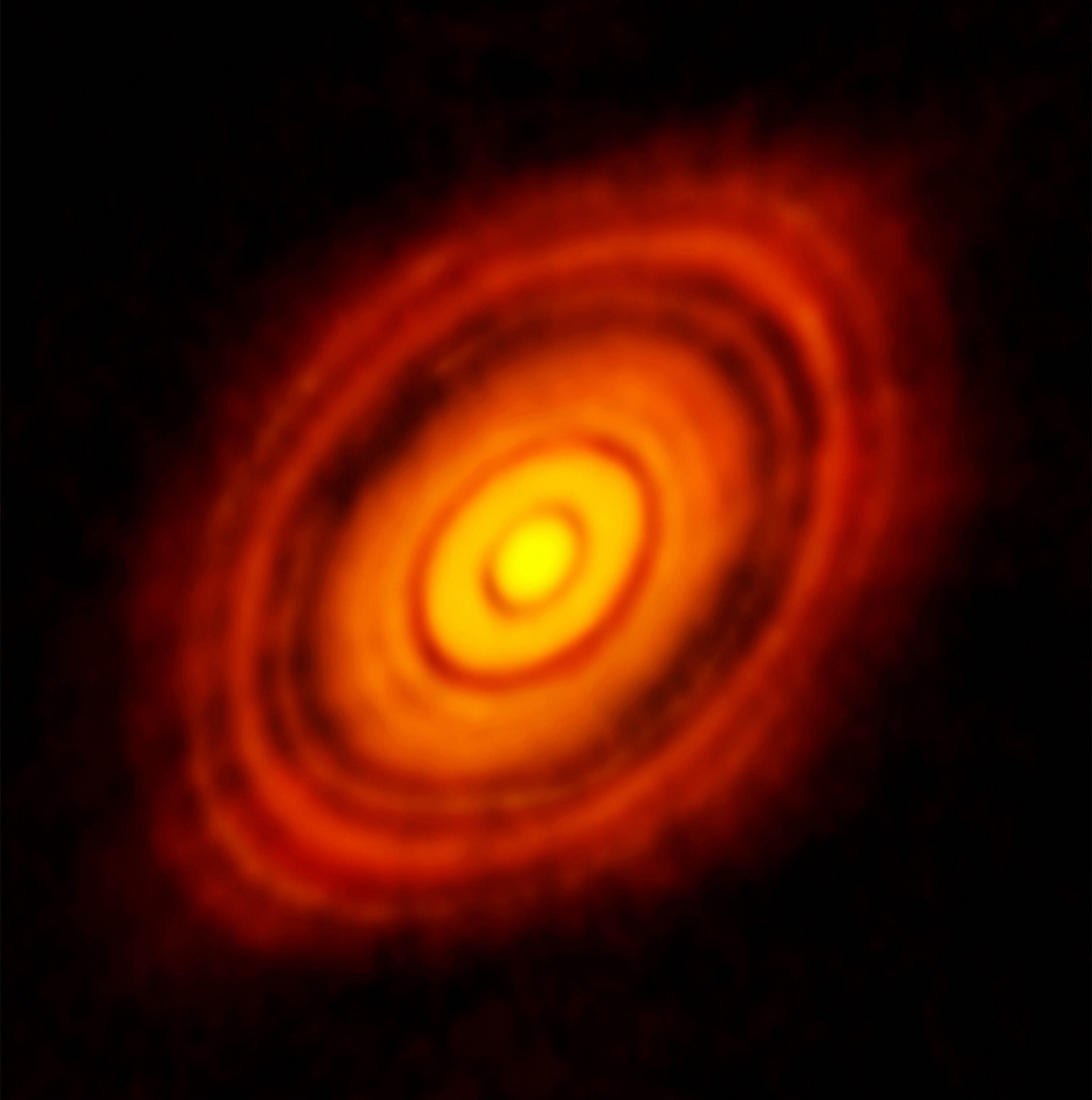 這張是拍攝連續光譜，得到金牛座 HL 原行星盤的塵埃分布，清楚呈現環與間隙的構造。 圖片來源│ALMA (ESO/NAOJ/NRAO) 