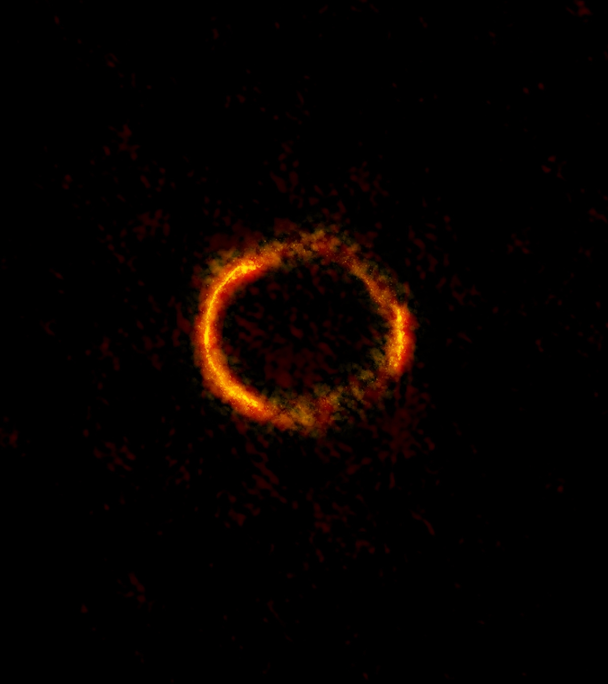 SDP.81 愛因斯坦環。這是地球、40 億光年外之 A 星系、120 億光年外之 B 星系，三個天體同時在一直線上，因為位置剛好加上 A 星系的巨大重力所造成的奇景。 圖片來源│ ALMA (NRAO/ESO/NAOJ); B. Saxton NRAO/AUI/NSF 