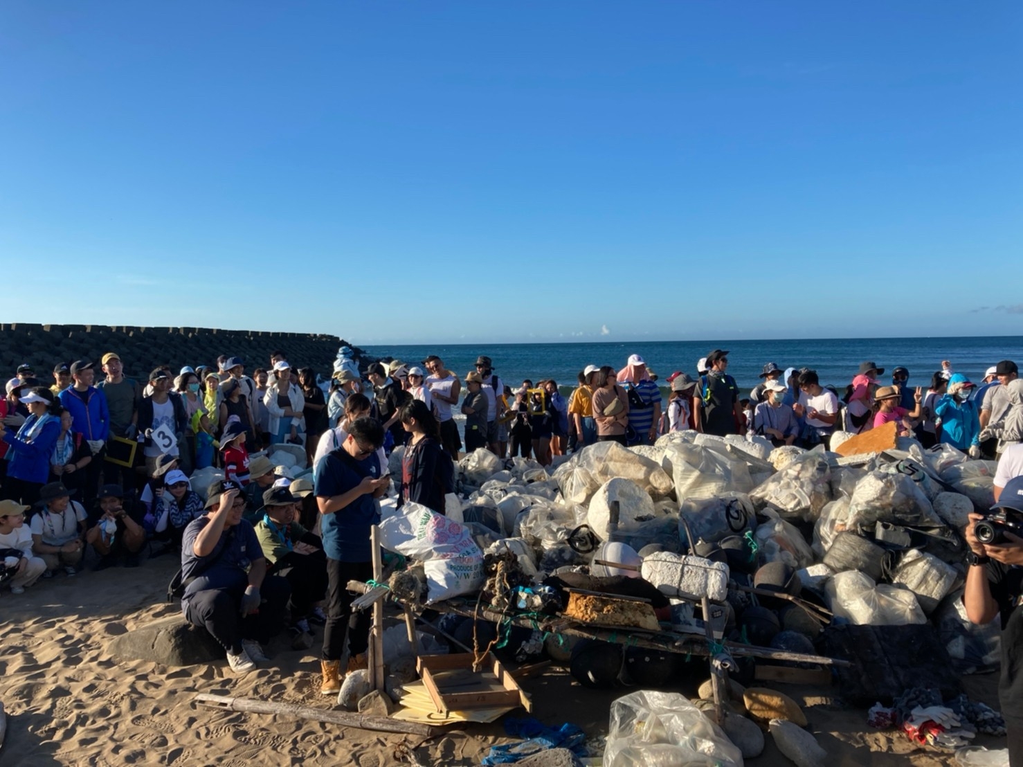 實力媒體與《國家地理》雜誌在北海岸萬里頂寮沙灘清出1,370公斤海廢垃圾。