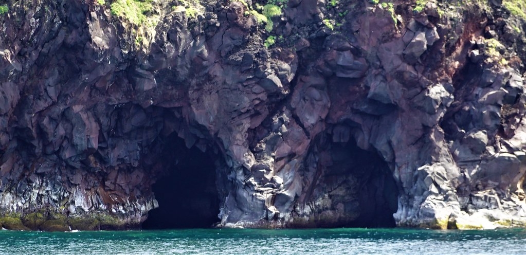 龜山島周圍有大大小小的海蝕洞，龜山八景的「眼鏡洞」便是其中之一。孫文臨攝 