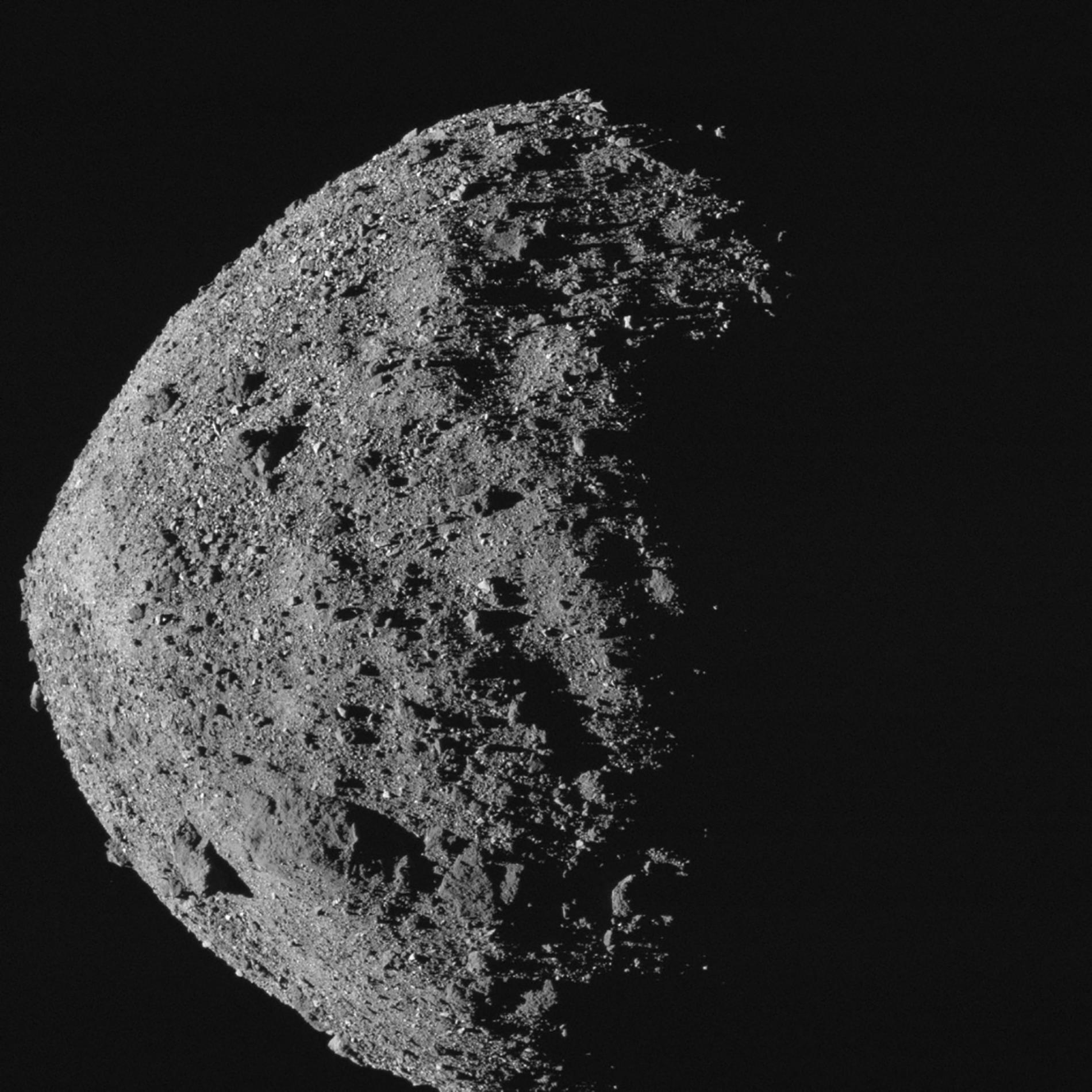 比帝國大廈更高也更寬的近地小行星貝努，是未來150年內最有可能撞擊地球的已知小行星。自2018年底，歐西里斯號探測器就繞行著這顆小行星進行詳細調查，揭開它的神祕面紗。PHOTOGRAPHY BY NASA/GODDARD/UNIVERSITY OF ARIZONA
