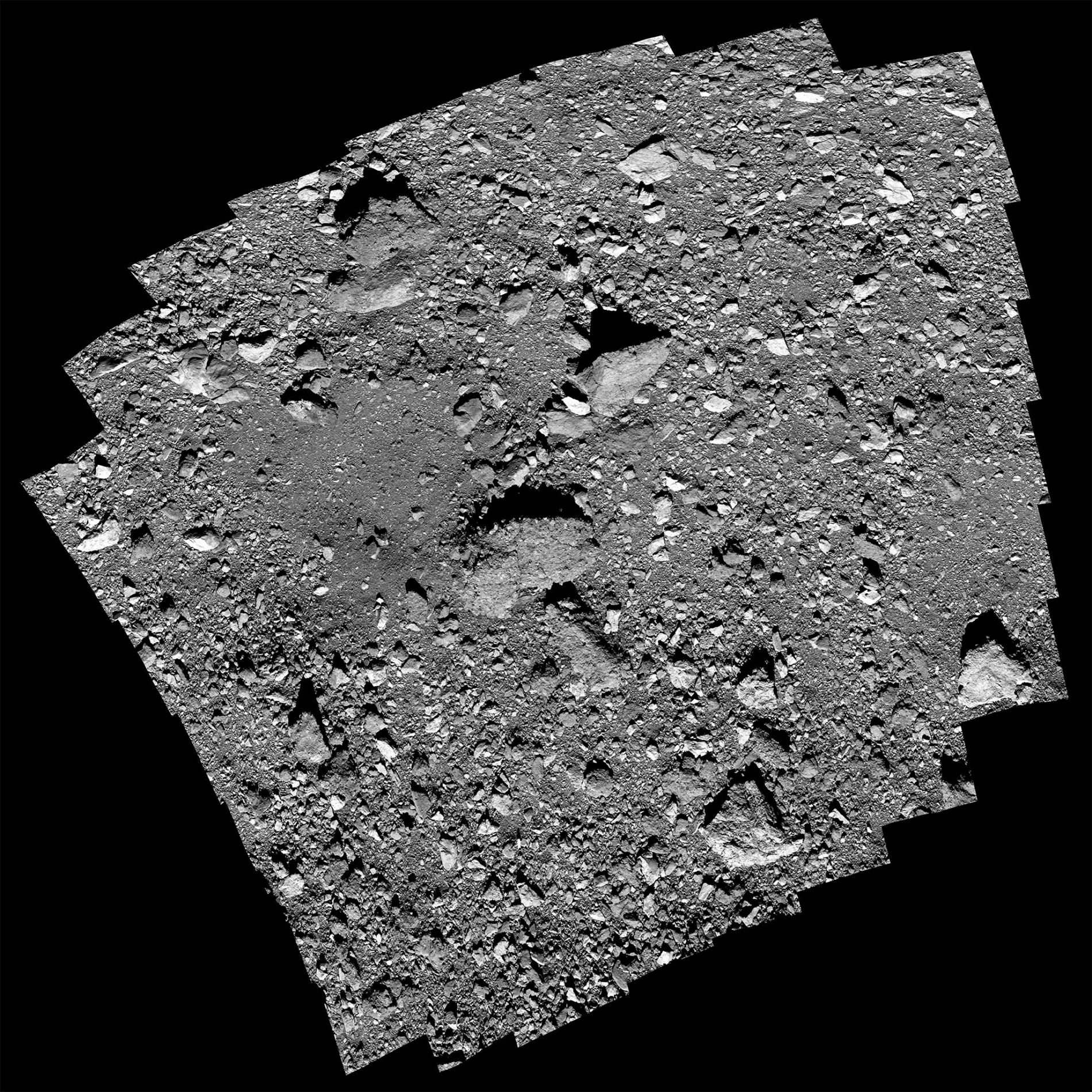 名為「夜鶯」的採樣地點相當危險，在照片中央矗立著一顆高三層樓高、寬14公尺的巨石，科學家為它取名為「厄運山」（Mt. Doom）。PHOTOGRAPH BY NASA/GODDARD/UNIVERSITY OF ARIZONA (MOSAIC OF 55 IMAGES) 