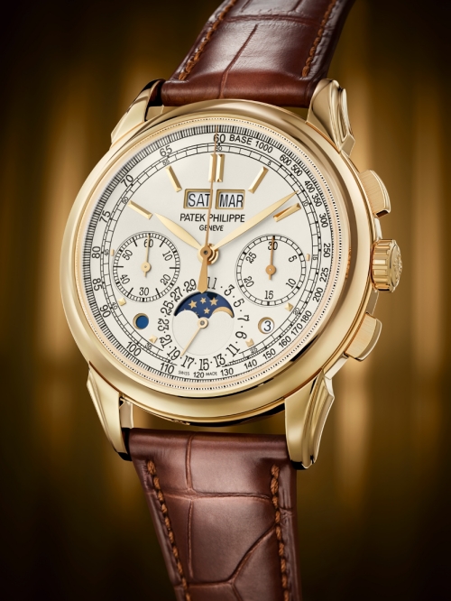 5270J頂級複雜萬年曆腕錶，以黃金錶殼與金質小時刻度與黃金葉形指針，協同萬年曆和諧佈局為錶面增添尊貴與優雅。
