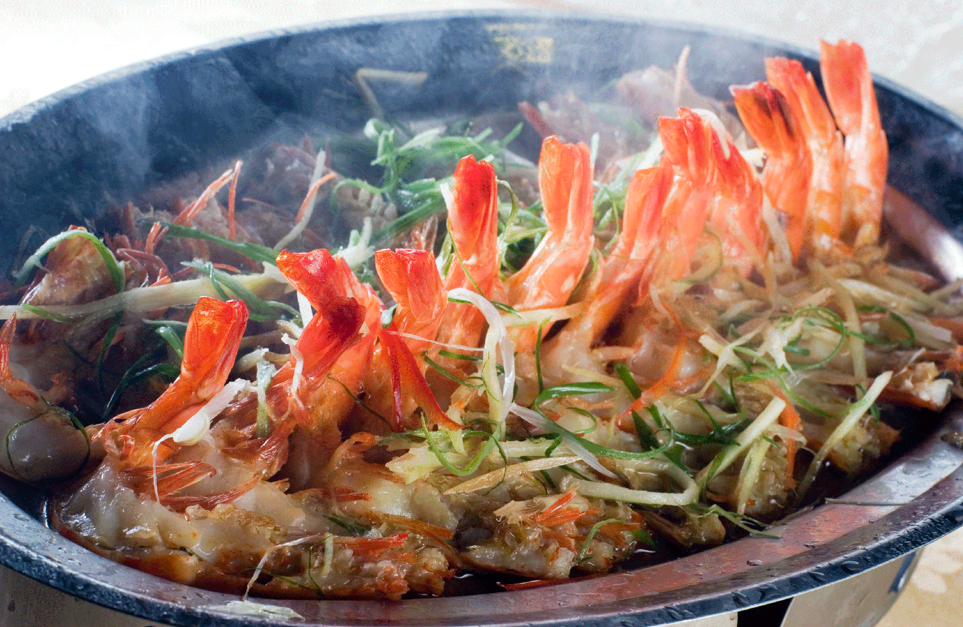 一佳村養生餐廳的招牌「紫蘇蝦」，蒸蝦中加入青草園有機紫蘇葉製成的酒釀，濃香四溢。