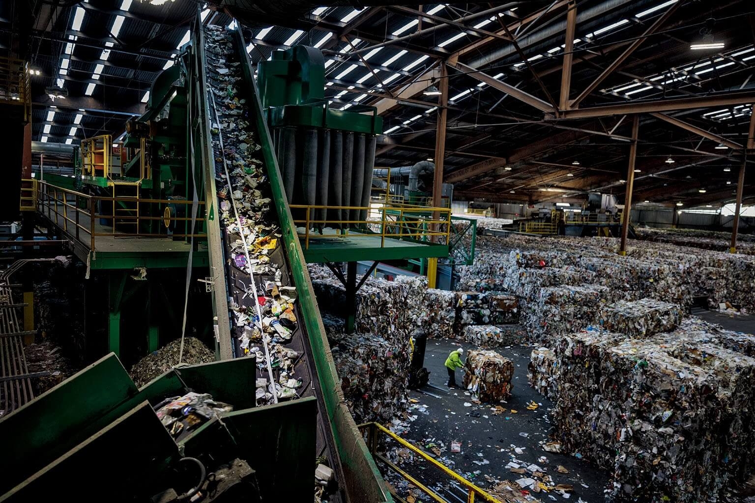 綠源再生公司在舊金山的最大資源回收廠，每天處理450至550公噸的垃圾。圖中，輸送帶正把各類塑膠垃圾往光學分類器送去。攝影：藍迪．奧森 RANDY OLSON
