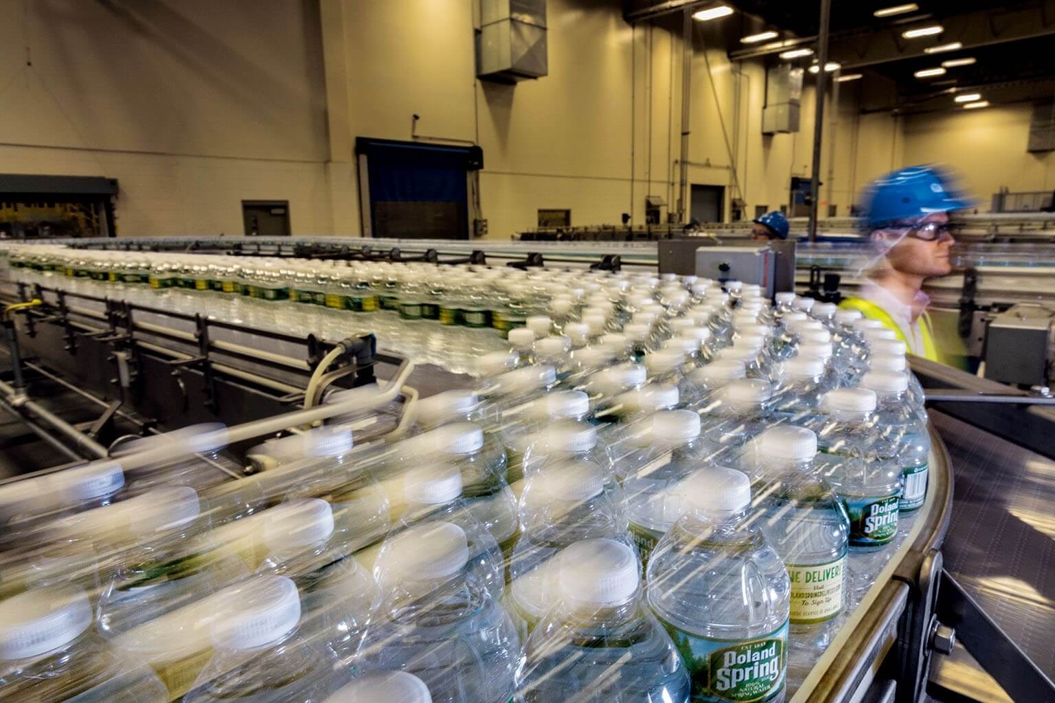 波蘭泉工廠是雀巢在北美洲的最大工廠。雀巢飲用水事業表示，自1994年以來，他們已將半公升水瓶的塑膠含量減少了62%。攝影：藍迪．奧森 RANDY OLSON