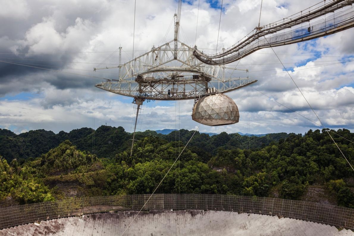 位於波多黎各北部的阿雷西博天文臺是全世界第二大的單天線電波望遠鏡。	PHOTOGRAPH BY UNIVERSAL IMAGES GROUP VIA GETTY IMAGES 