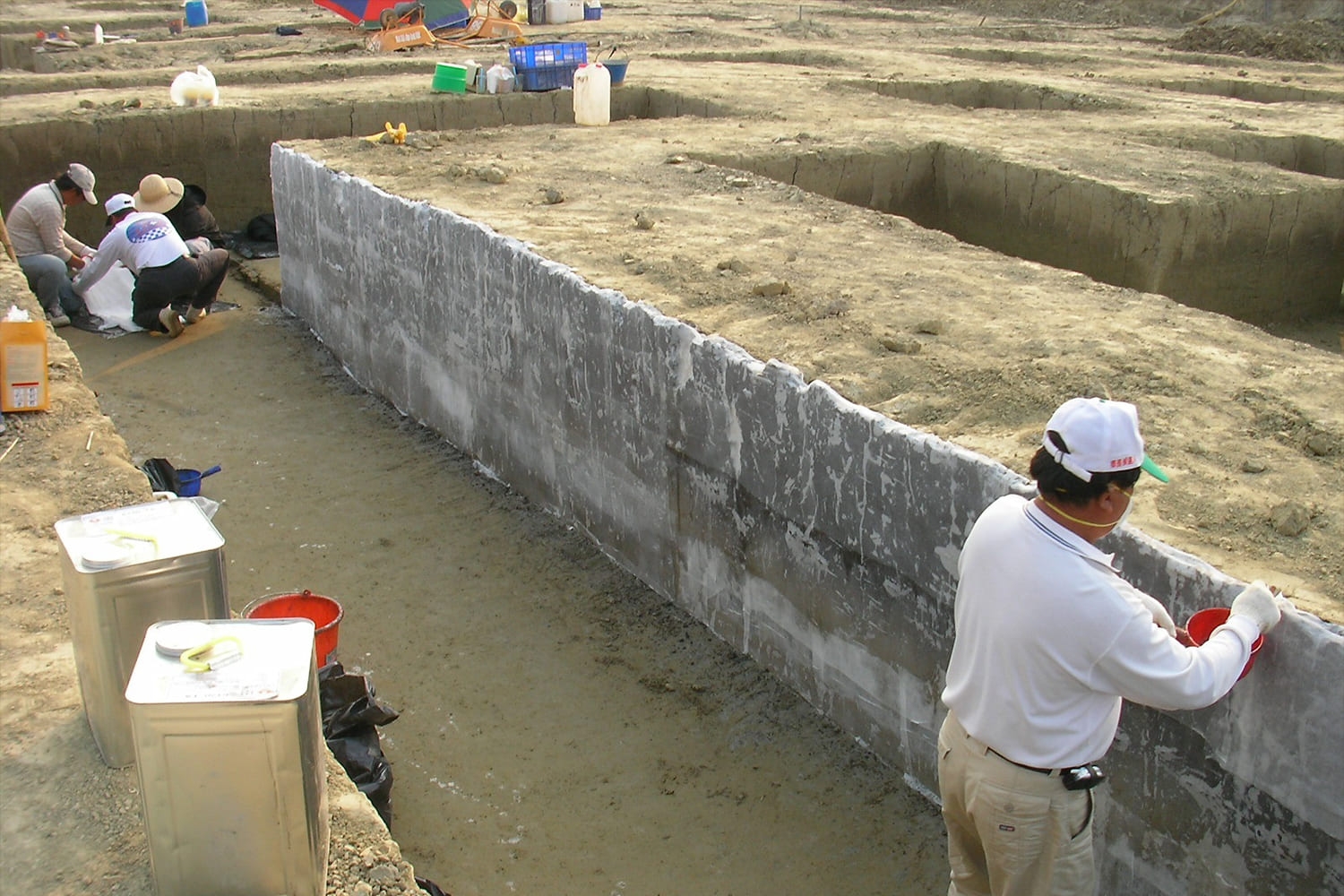 南科考古隊運用界牆剝取技術。 圖片來源／臧振華提供  