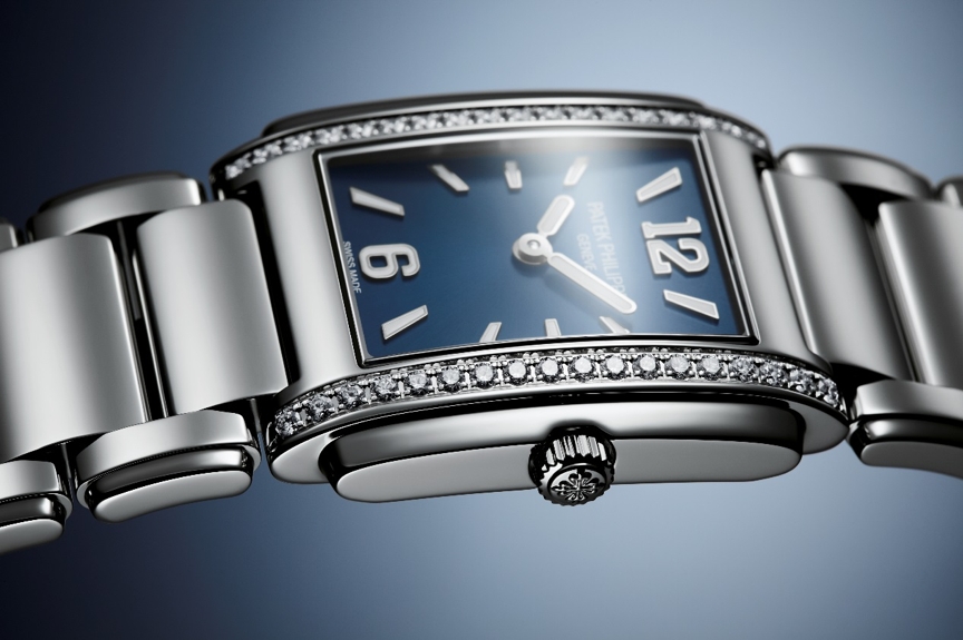 4910/1200A錶鍊經過精湛工藝打磨修飾，呈現柔韌兼具、圓潤優雅的高雅風貌。