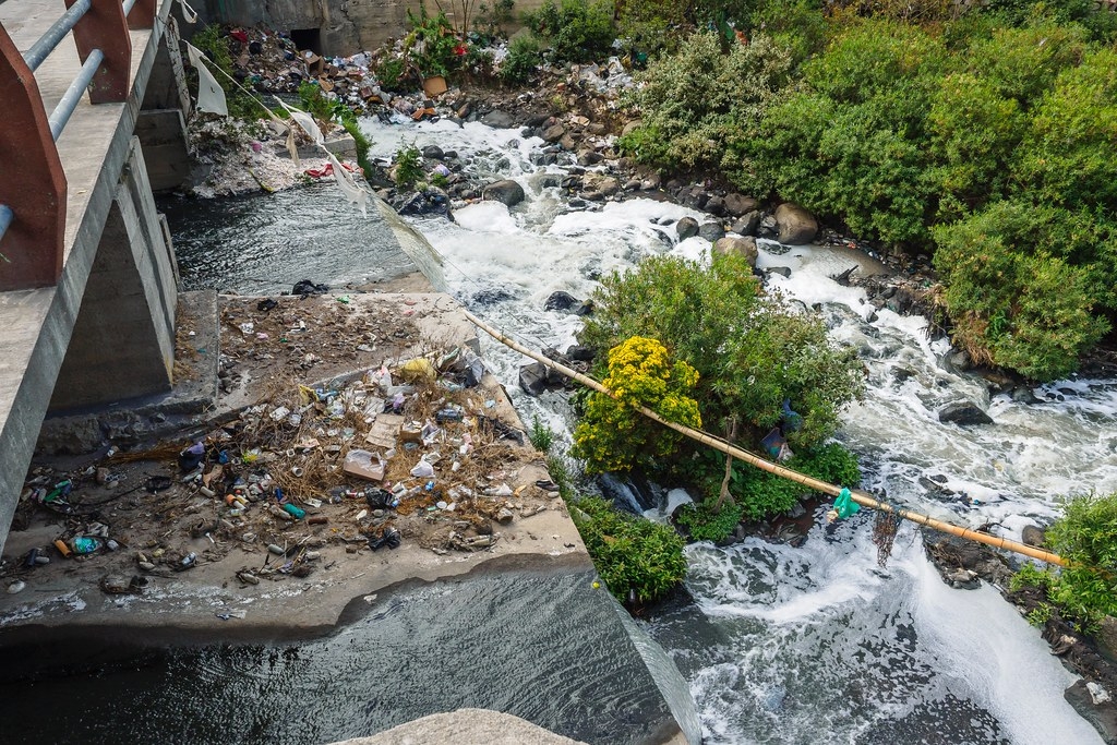 最新研究指出，河川洪水是全世界塑膠垃圾擴散的推手，帶給人類和野生動物重大健康風險。照片來源：Alexander Schimmeck／unsplash