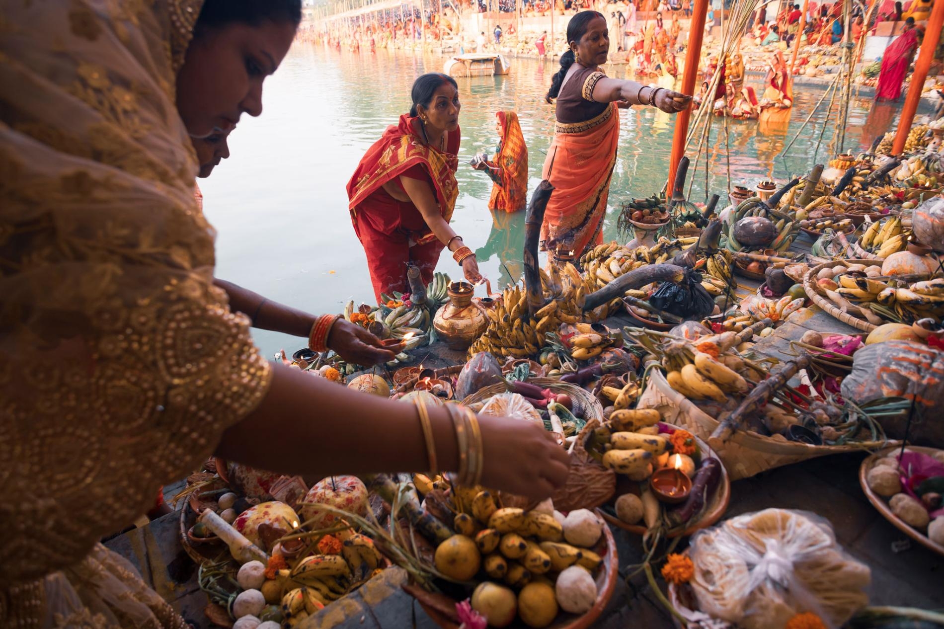 日神節（Chhath Puja）是歷史悠久的印度吠陀節慶，獻給太陽神蘇利耶（Surya），印度、尼泊爾和其他國家等許多地區都會慶祝這個節慶。在節慶期間，大眾會參與好幾個儀式，像是在聖水中沐浴、禁止飲食，並站在水中至少一個小時，祈求家人能受到保護。PHOTOGRAPH BY DIANA BAGNOLI/LAIF, REDUX