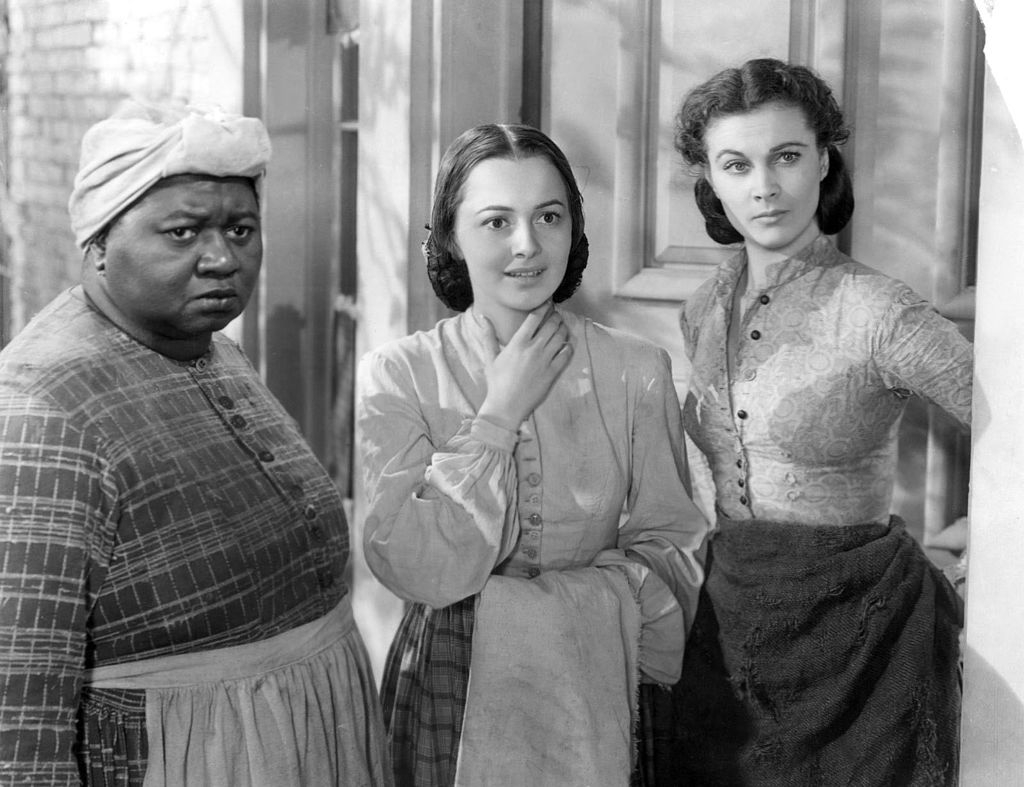 海蒂．麥克丹尼爾（左一）以黑人姆媽一角拿下 1939 年奧斯卡最佳女配角獎，成為史上第一位拿下小金人的黑人演員。但諷刺的是，種族隔離政策下，她不僅無法出席電影首映會，也沒辦法親自領獎。 圖│《亂世佳人》劇照 