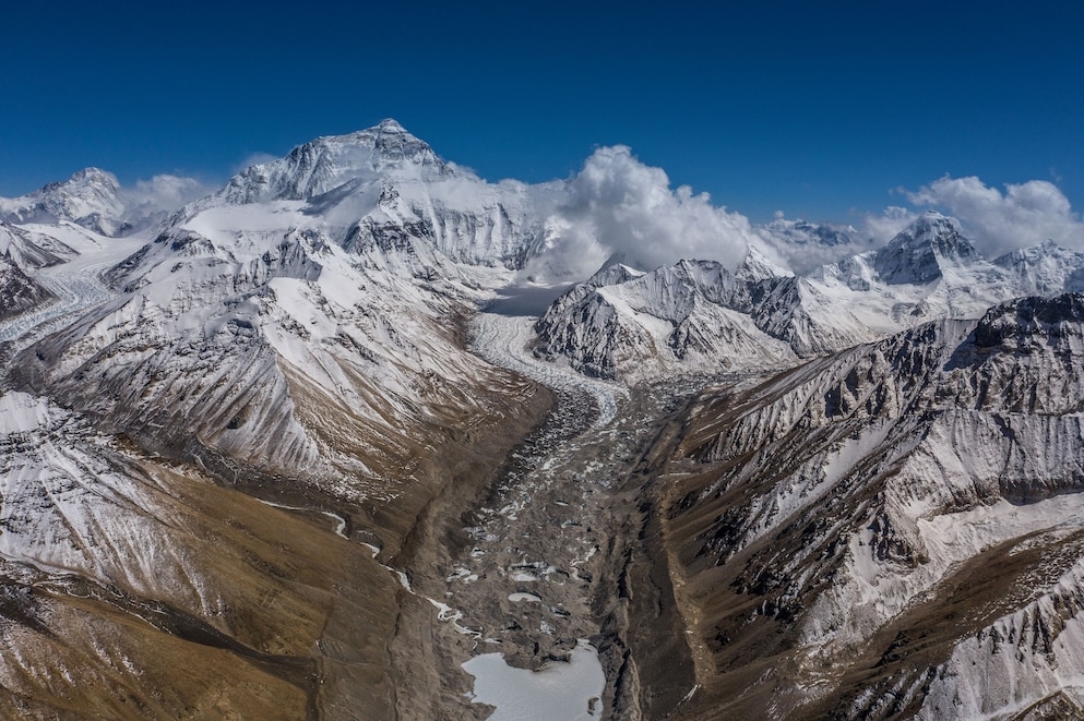 從聖母峰北側基地營（Everest North Base Camp）眺望可看到絨布冰河（Rongbuk Glacier）與通往山頂的路徑。PHOTOGRAPH BY RENAN OZTURK, NATIONAL GEOGRAPHIC