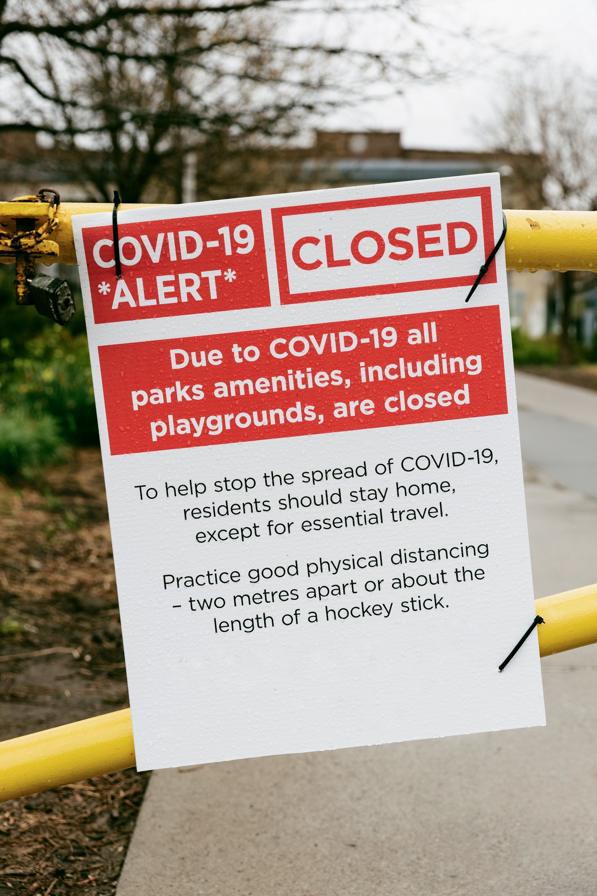 一處因COVID-19而封閉的公園。隨著愈來愈多人接種疫苗，該如何安全重返社會成為一個重要問題。Photo by Sarah Pflug from Burst