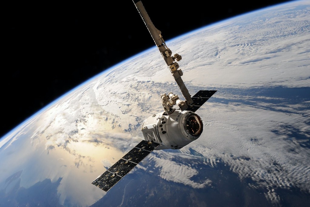 美國國防部開發的光電射頻天線模組，成功將電力從太空發射回地球。示意圖。照片來源：SpaceX／pexels
