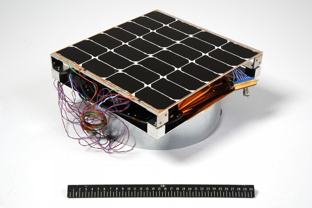 光電射頻天線模組（Photovoltaic Radiofrequency Antenna Module, PRAM）。下方尺長30公分。照片來源：美國海軍研究實驗室新聞稿