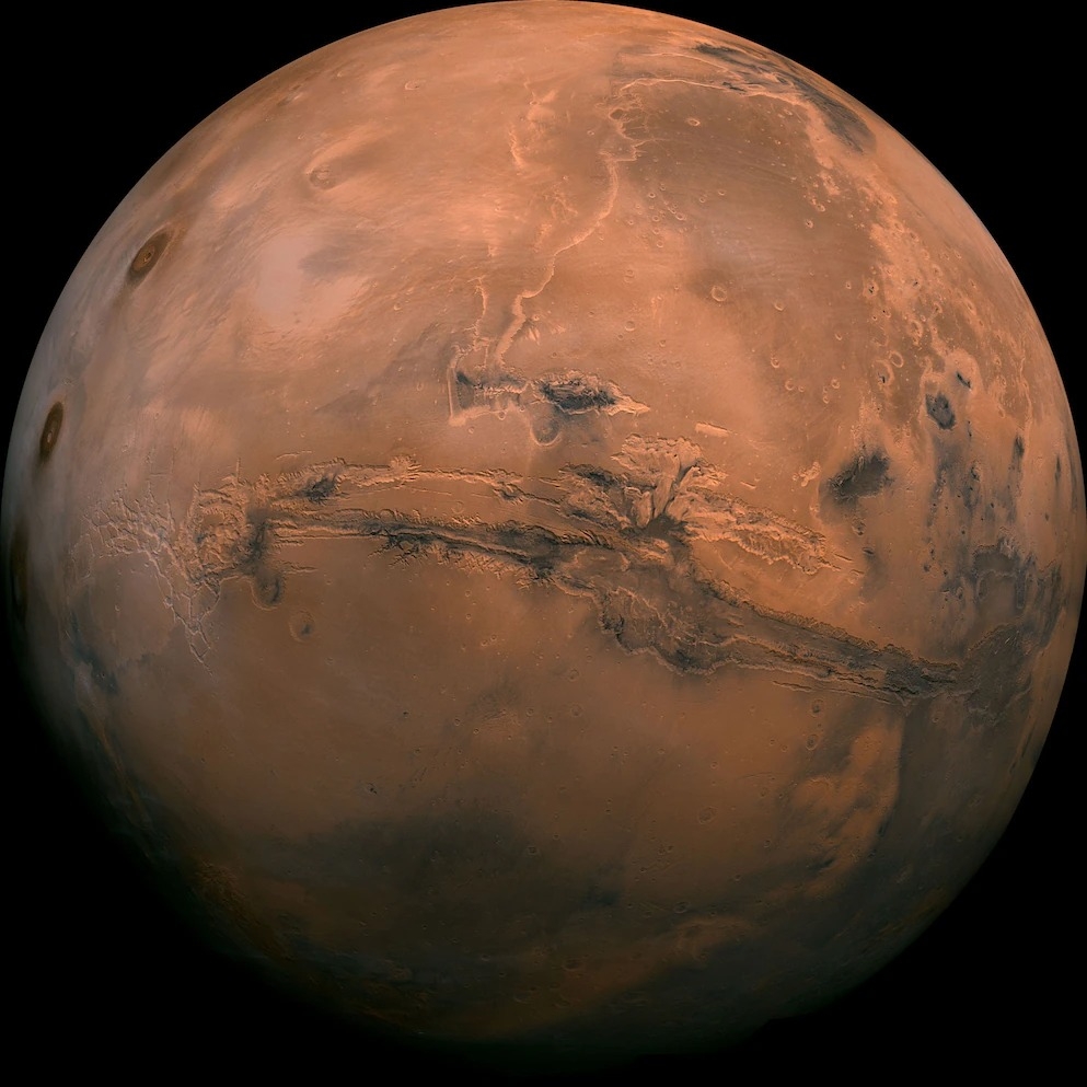 火星過去曾有液態水在地表流動，但卻在數十億年前消失無蹤。一項最新的研究顯示，水分除了散逸到太空之外，可能還有許多水被封存在行星地殼的礦物之中。IMAGE BY NASA/JPL-CALTECH