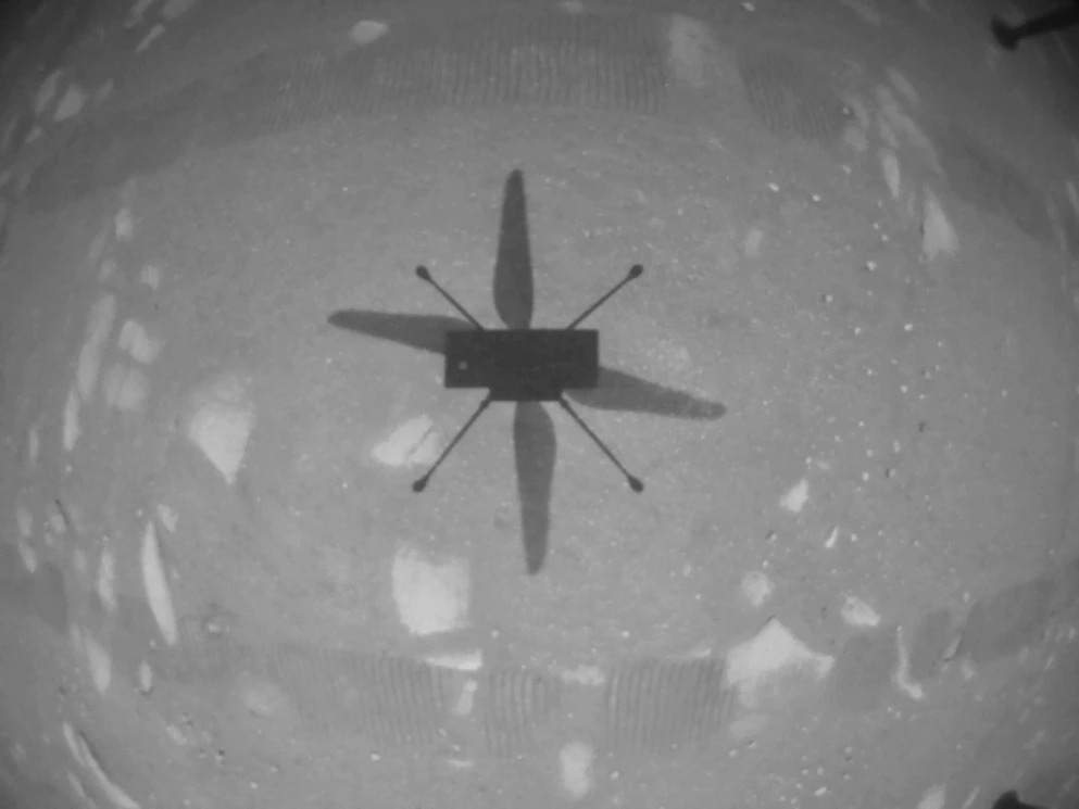 機智號直升機在首次飛行時懸停於火星地表上方約3公尺處，拍攝下這張直升機陰影的影像。PHOTO BY NASA