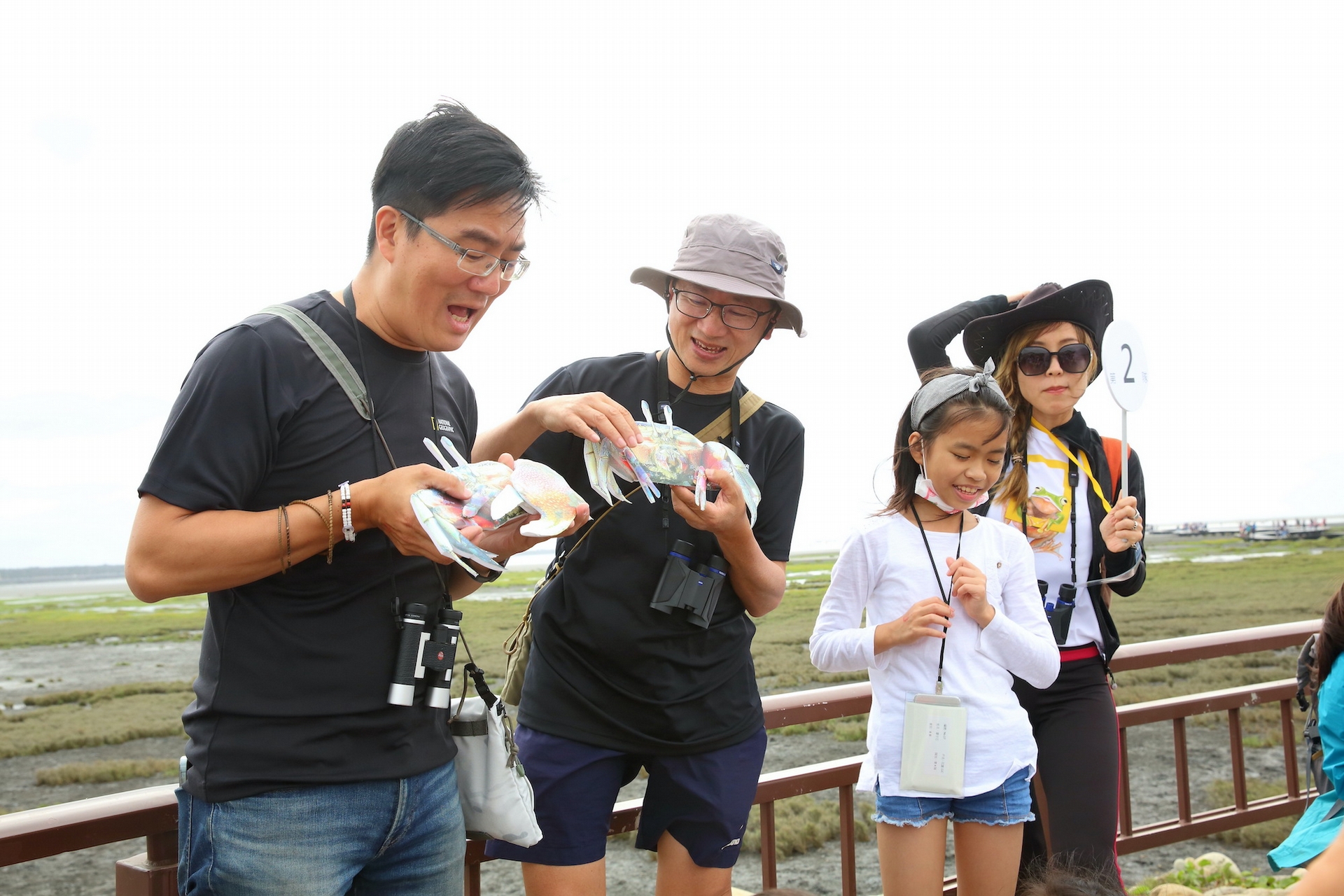 帶領親子生態觀察活動經驗豐富的一峯老師，特別為此次活動製作了會動的放大版招潮蟹教具，暱稱「蟹吉拉」。