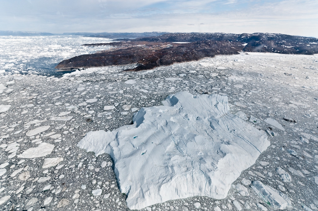 科學家發現，自1990年代以來，全球暖化導致大量冰川融化，竟使地球自轉軸明顯偏移。照片來源：IanJoughin／IMBIE