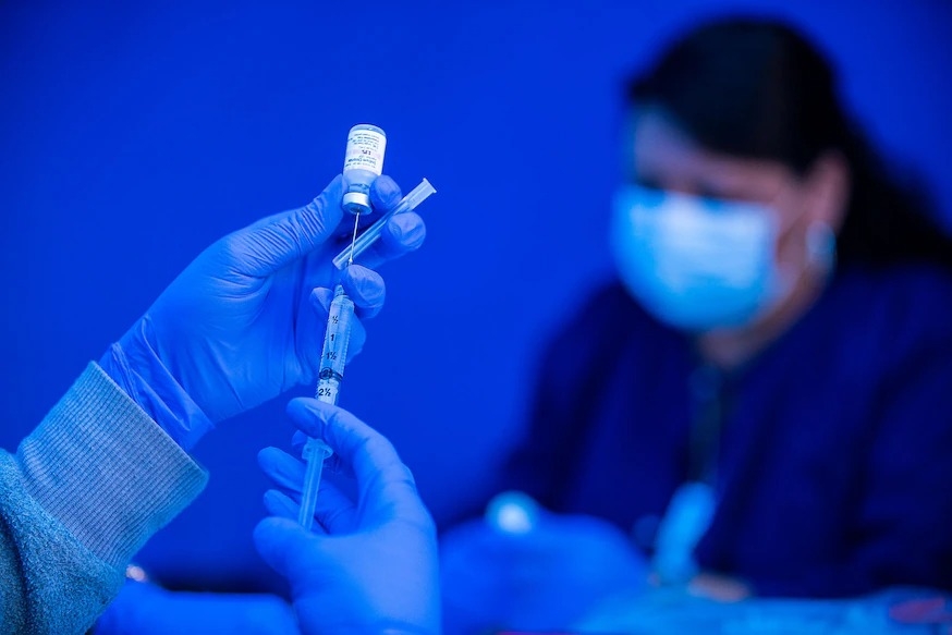在全美16歲以上的人都可以施打疫苗的首日，醫護人員將輝瑞和莫德納的COVID-19疫苗吸入針筒，準備施打。PHOTOGRAPH BY ALLEN J. SCHABEN, LOS ANGELES TIMES VIA GETTY IMAGES