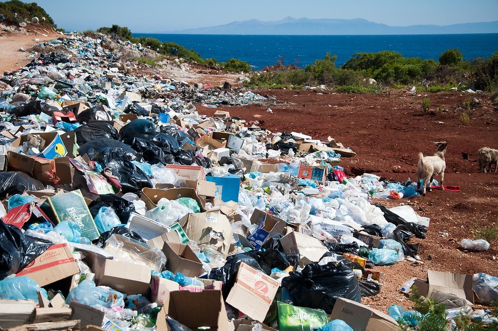 根據最新研究，全球一半以上的一次性塑膠垃圾產自20間公司，加劇氣候危機並造成環境災難。照片來源：Antoine GIRET／Unsplash