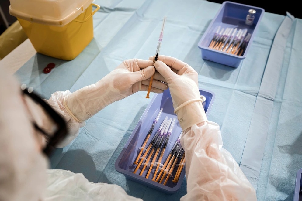 2021年3月22日，米蘭科技博物館裡一支支裝滿AZ疫苗的注射器。PHOTOGRAPH BY ALESSANDRO GRASSANI, THE NEW YORK TIMES VIA REDUX 