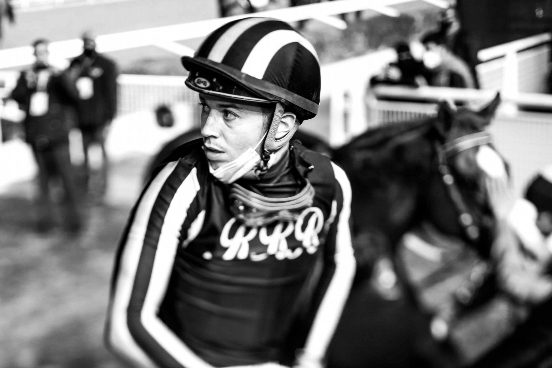 <b>2021 年沙烏地杯 -</b> 比賽結束，騎師米凱爾．巴澤羅納 （Mikael Barzelona） 坐在馬背上回顧賽馬場主螢幕上的重播。
