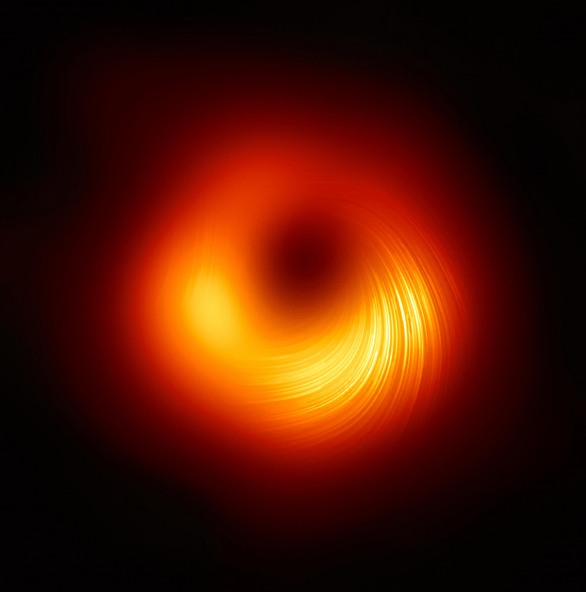 2021 年 3 月事件視界望遠鏡公布了 M87 星系中心黑洞的偏振光影像，圖中的條紋是光的偏振方向。 資料來源│EHT Collaboration 