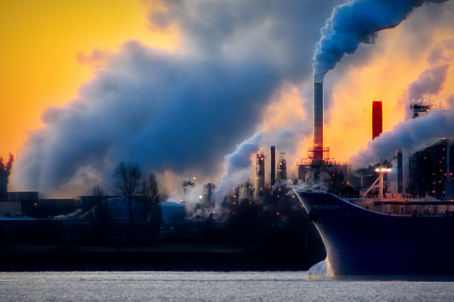 工廠、引擎產生的廢熱會加劇溫室效應。圖／pixabay