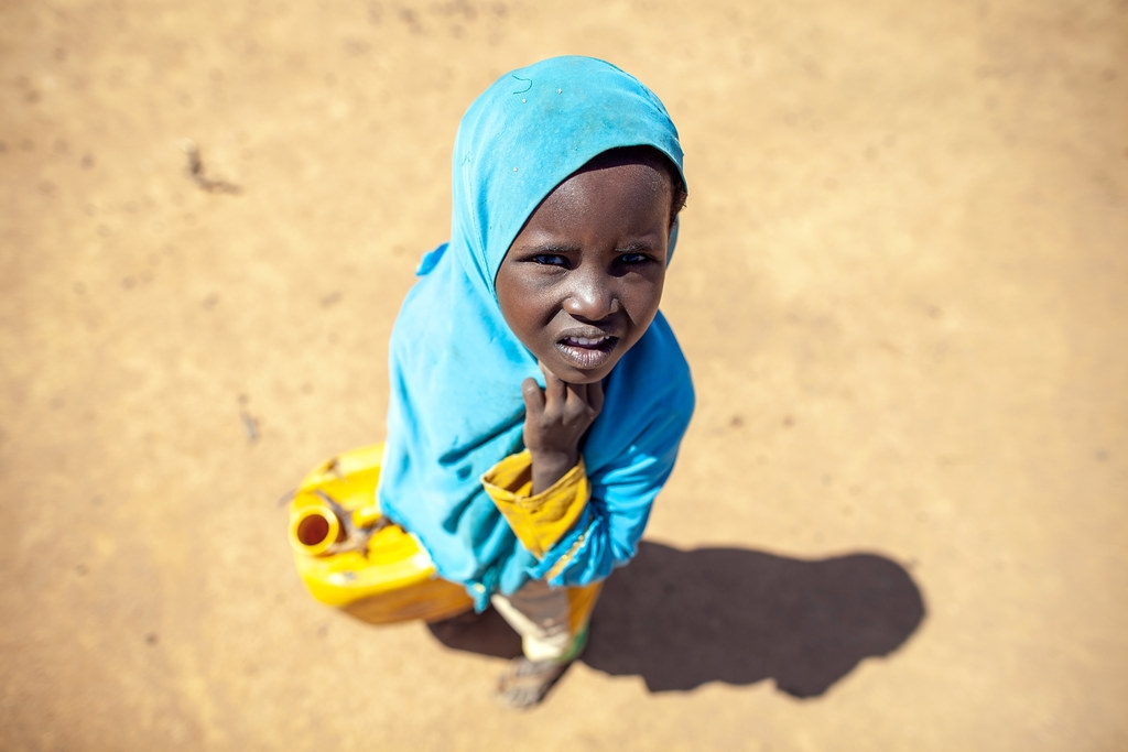 前往獲聯合國開發計劃署資助的水壩取水的索馬利亞兒童。照片來源：UNDP Somalia（CC BY-NC 2.0）