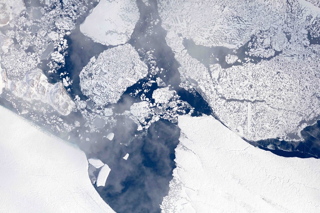 隨著氣溫升高，格陵蘭冰蓋融化的淡水使AMOC流動趨緩。照片來源：NASA／LVIS TEAM（CC BY 2.0）