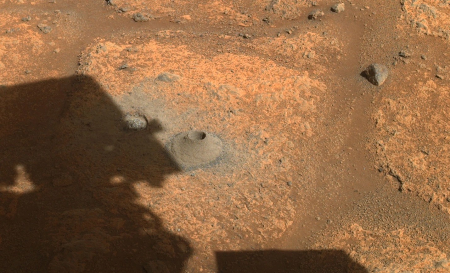 首度嘗試採樣時，毅力號探測車在火星表面鑽了一個洞，但採樣管中卻意外地沒有岩芯樣本。IMAGE BY NASA/JPL-CALTECH