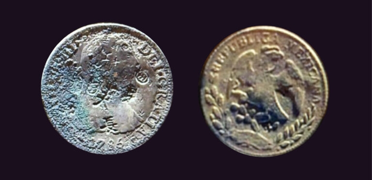 石棺內的外國銀幣。左為 1785 年鑄造西班牙卡洛斯三世銀幣，銀幣正面鑄有西班牙國王半身像，還有「天」、「長」等漢字戳印。右為 1862 年鑄造的墨西哥共和國銀幣，正面鑄有一隻展翅的雄鷹，為墨西哥國徽，鑄造年分前的「G」，表示銀幣來自瓜納華托（Guanajuato）鑄幣廠。 圖│〈從羅妹號事件到南岬之盟：誰的衝突？誰的和解？〉（原始資料：盧泰康（2015），〈臺灣南部考古出土與傳世的西方銀幣研究〉） 