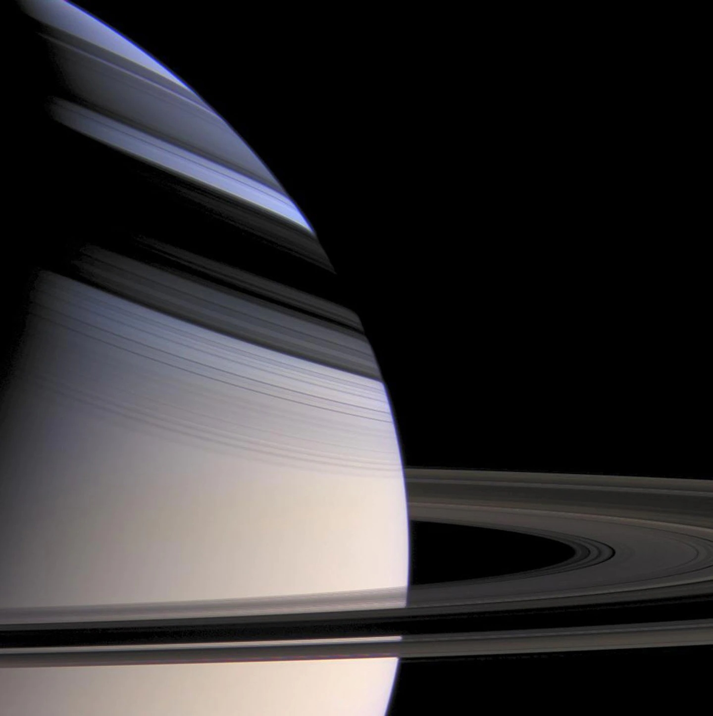 科學家觀察土星環中的波紋，藉此測量土星核心的大小和形狀，他們發現土星核心比我們所想像的要更大也更奇怪。PHOTOGRAPH BY NASA, JPL