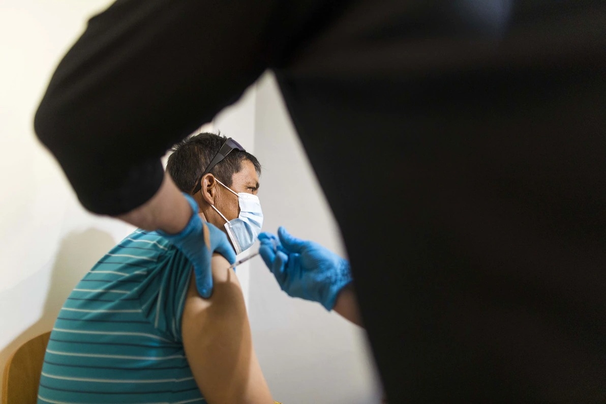2021年8月13日週五，一名醫護人員在佛羅里達州萊克沃思的一處疫苗接種站施打一劑輝瑞－BNT COVID-19疫苗。PHOTOGRAPH BY SAUL MARTINEZ, BLOOMBERG VIA GETTY